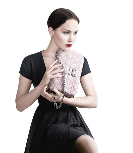 Jennifer-Lawrence-Miss-Dior-handbag-01