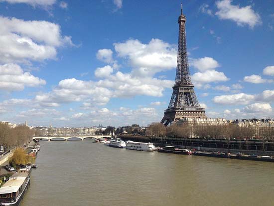 Eiffel_Tower_by_the_Seine_river_Paris