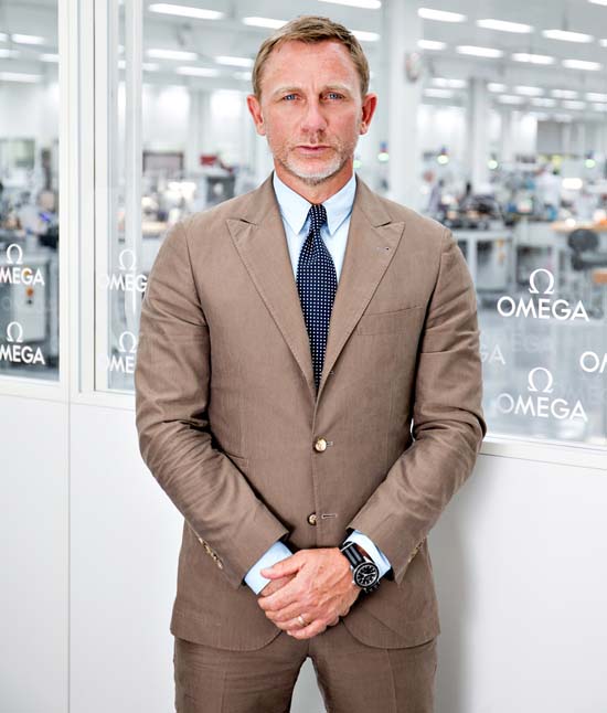 Daniel Craig at the Omega factory in Villeret, wearing the Omega Seamaster 300 ”Spectre” limited edition