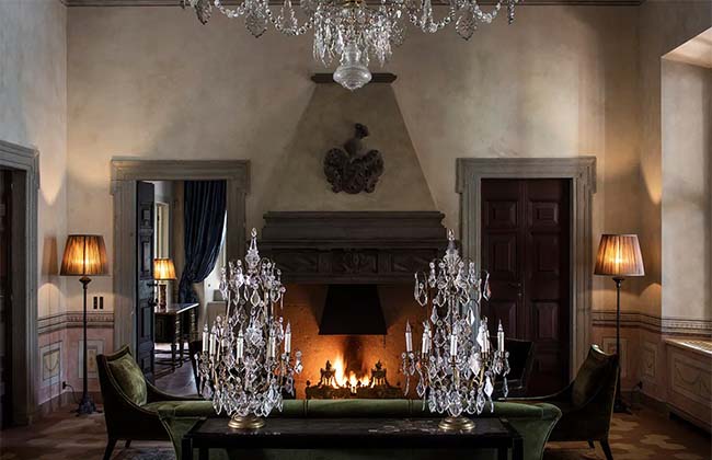 Villa Balbiano - Living room with chandeliers