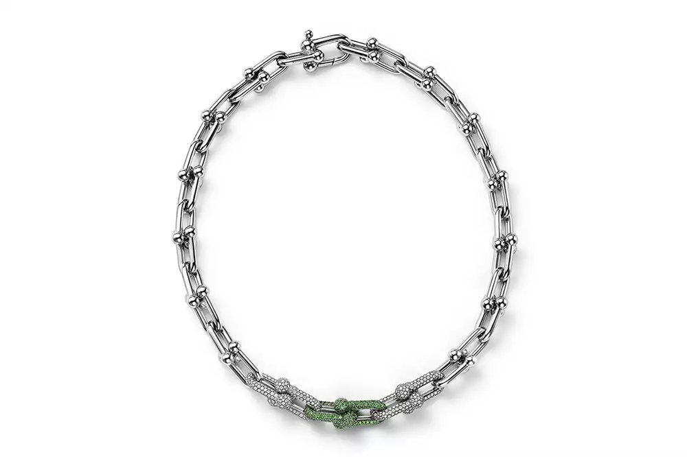 Detailed view of the 18k white gold Tiffany HardWear necklace adorned with over 1,000 diamonds and 500 tsavorites