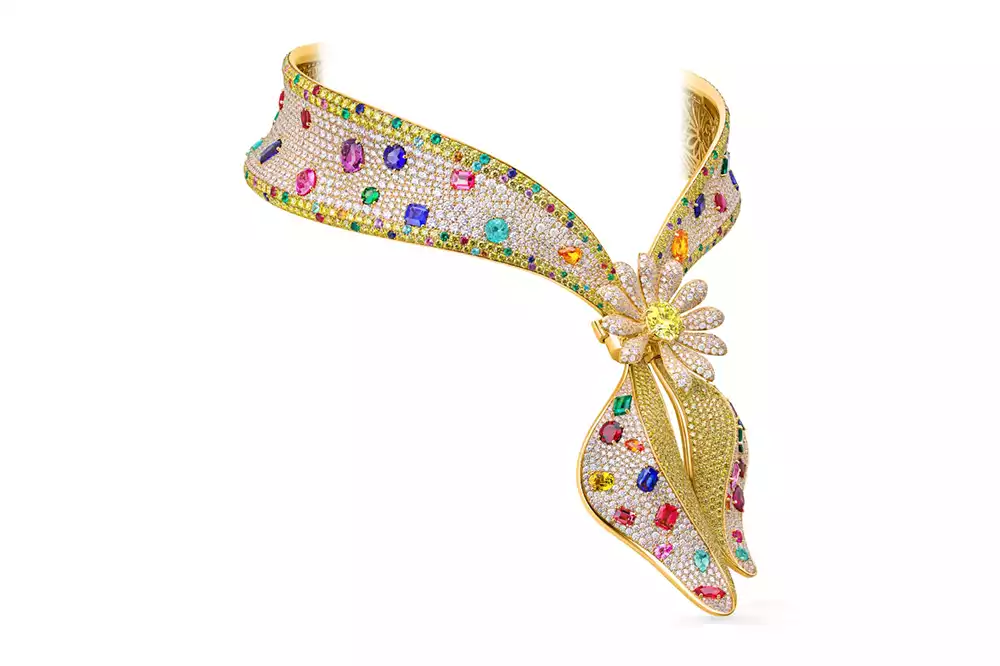 Side view of the G-DRAGON Bandana Royale collar showing the 18K yellow gold structure and diamond pavé