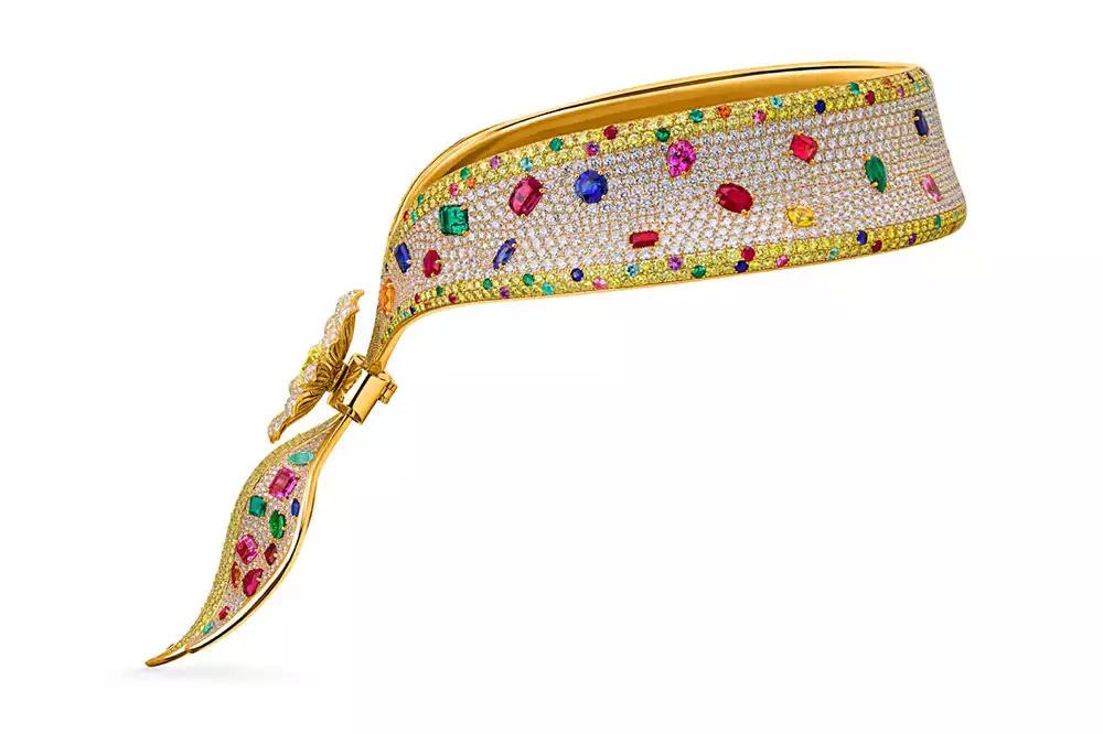 Close-up of the G-Daisy motif and clasp on the Jacob & Co. custom necklace for G-DRAGON