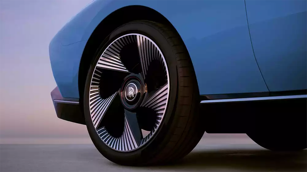 Close-up of the record-breaking 24-inch directional alloy wheels on the Rolls-Royce Project Nightingale